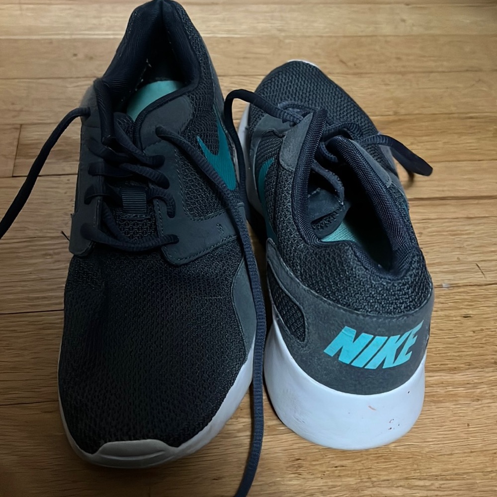 Women’s Nike sneaker